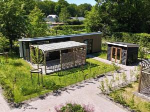 ein kleines Haus inmitten eines Gartens in der Unterkunft Luxury holiday home surrounded by water and forest in Sint Nicolaasga