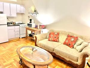 Kuchyň nebo kuchyňský kout v ubytování One Bedroom by Month Next to Bronx Zoo + 37 fotografií