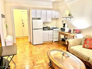 Kuchyň nebo kuchyňský kout v ubytování One Bedroom by Month Next to Bronx Zoo