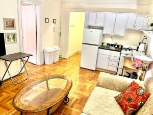 Kuchyň nebo kuchyňský kout v ubytování One Bedroom by Month Next to Bronx Zoo