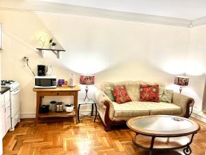Kuchyň nebo kuchyňský kout v ubytování One Bedroom by Month Next to Bronx Zoo