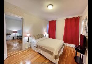 Postel nebo postele na pokoji v ubytování One Bedroom by Month Next to Bronx Zoo