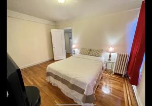 Postel nebo postele na pokoji v ubytování One Bedroom by Month Next to Bronx Zoo