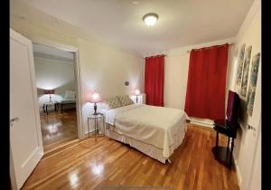 Postel nebo postele na pokoji v ubytování One Bedroom by Month Next to Bronx Zoo