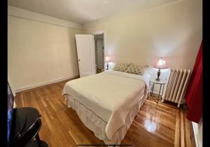 Postel nebo postele na pokoji v ubytování One Bedroom by Month Next to Bronx Zoo