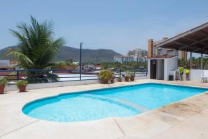 - une grande piscine bleue au-dessus d'un bâtiment dans l'établissement Apt with Jacuzzi Ixtapa Zihuatanejo 3 BR, à Ixtapa