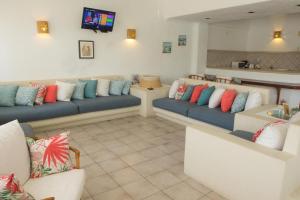 une salle d'attente avec des canapés et une télévision dans l'établissement Apt with Jacuzzi Ixtapa Zihuatanejo 3 BR, à Ixtapa