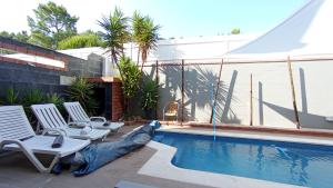 Bazén v ubytování Sesimbra Charming Pool Duplex BBK & Garden nebo v jeho okolí