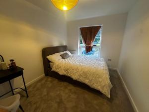 タプロウにあるModern Private Room and Bath in Maidenhead Near Heathrow Airportのベッドと窓のある寝室