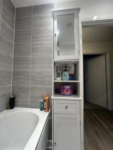 タプロウにあるModern Private Room and Bath in Maidenhead Near Heathrow Airportの白い浴槽と洗面台のあるバスルーム