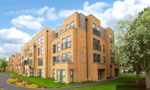 タプロウにあるModern Private Room and Bath in Maidenhead Near Heathrow Airportの大煉瓦造りの通り