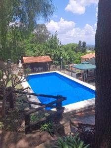 a large blue swimming pool in a yard at Un espacio en la naturaleza in Salta