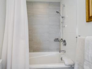 Ένα μπάνιο στο Sunset Place-Deluxe One Bedroom Condo in the Escher Building, Sunset Views and Beyond +23 φωτογραφίες