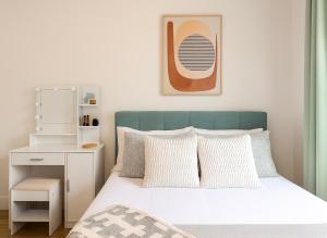 Postel nebo postele na pokoji v ubytování Stylish Stays in Historic Fourth Ward