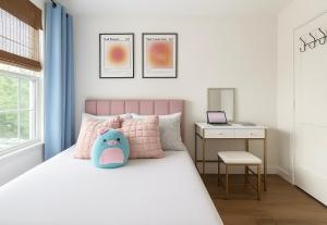 Postel nebo postele na pokoji v ubytování Stylish Stays in Historic Fourth Ward