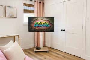 TV a/nebo společenská místnost v ubytování Stylish Stays in Historic Fourth Ward