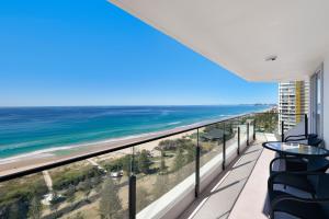 黄金海岸宽阔海滩ULTIQA海滩天堂度假村的俯瞰大海的公寓的阳台