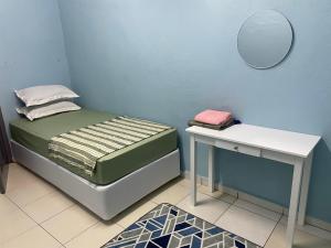 Un pat sau paturi într-o cameră la Homestay Noraz Wakaf Tengah