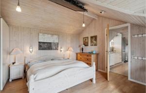 Ένα ή περισσότερα κρεβάτια σε δωμάτιο στο 3 Bedroom Cozy Home In Løgstør