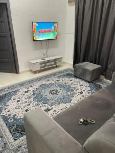 Un televizor și/sau centru de divertisment la Homestay Noraz Wakaf Tengah