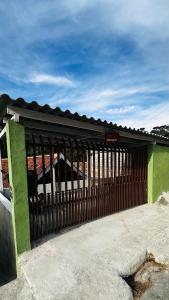 ein Tor zu einem Gebäude mit einem Dach in der Unterkunft Solar Campos do Jordão - Perfeita para casal e Família in Campos do Jordão