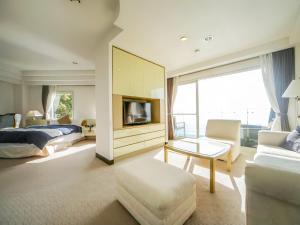 Postel nebo postele na pokoji v ubytování LiVEMAX RESORT Setouchi Sea Front
