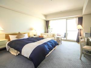 Postel nebo postele na pokoji v ubytování LiVEMAX RESORT Setouchi Sea Front