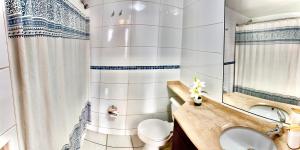 un baño con inodoro y lavabo en Apartamento Vista Buena, en Talca 10 fotos más