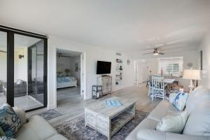 サニベルにあるLoggerhead 251 - Gorgeous Ground Level Walk Out Residence at Loggerhead Cayのソファとテーブルのあるリビングルーム