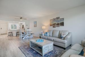 サニベルにあるLoggerhead 251 - Gorgeous Ground Level Walk Out Residence at Loggerhead Cayのソファとテーブルのあるリビングルーム +15枚の写真