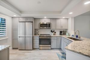 Η κουζίνα ή μικρή κουζίνα στο Loggerhead 251 - Gorgeous Ground Level Walk Out Residence at Loggerhead Cay +15 φωτογραφίες