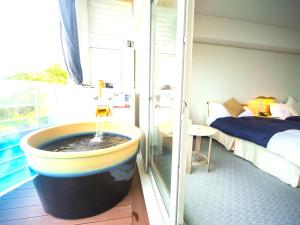 Postel nebo postele na pokoji v ubytování LiVEMAX RESORT Setouchi Sea Front