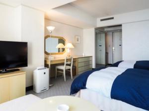 Postel nebo postele na pokoji v ubytování LiVEMAX RESORT Setouchi Sea Front
