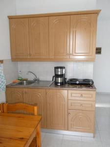 ハラキにあるCastle View Apartmentsのキッチン(木製キャビネット、カウンターのコーヒーメーカー付) +34枚の写真