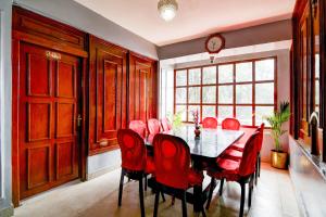 Posezení v ubytování Super Hotel O Ghoom Formerly Aps Homestay