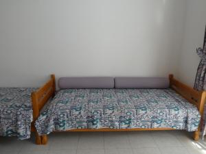 ハラキにあるCastle View Apartmentsの青いベッドカバーが付いたドミトリールームのベッド1台分です。