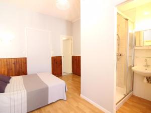Posteľ alebo postele v izbe v ubytovaní Bel F2 avec terrasse, jardinet et cave - Mont-Dore centre - FR-1-415-138