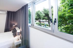 Posteľ alebo postele v izbe v ubytovaní Apartment Aspalathos Centar - City center, a few minutes' walking distance to the UNESCO Palace, parking lot in front of the apartment
