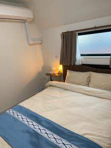 Postel nebo postele na pokoji v ubytování Little Planet Kyobashi Osaka Castle park for eight people free parking