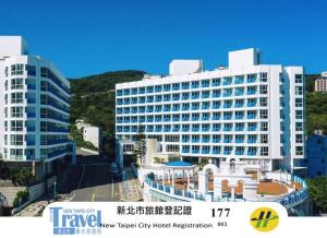 万里区群策翡翠湾温泉饭店的一座大型建筑,两座高楼
