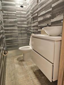 un baño con inodoro y lavabo en Santa Marta Family Home, en Santa Marta 10 fotos más