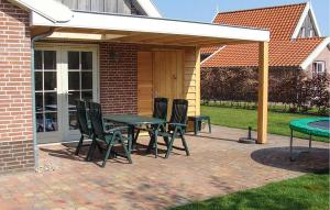 un patio con tavolo e sedie su un patio in mattoni di Buitengoed Het Lageveld - 65 a Hoge-Hexel