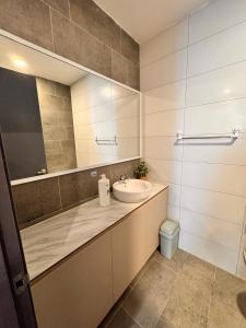 Koupelna v ubytování The Podium Kuching Luxury 6pax 3BR HFloor Facing Aeon