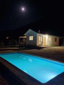 una piscina di notte con una casa di Cabaña Paihuano Valle del Elqui a Paihuano