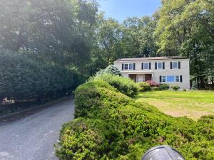 Mount OliveCozy Budd Lake Cul-de-Sac Home Lodge的一栋前面有车道的房子