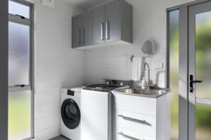 Φωτογραφία από το άλμπουμ του Modern 2BR Home σε Gisborne