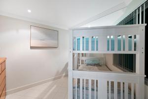 Una cama o camas en una habitación de Skywaters Retreat - 2 Bedroom with waterviews