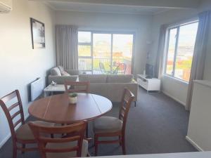 Χώρος καθιστικού στο Quiet Central Dunedin Apartment & covered parking