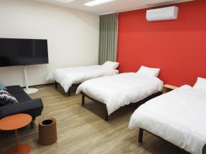 新宫市マーケットステイ新宮的一间有两张床和一台平板电视的酒店房间