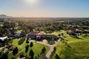 eine Luftaufnahme eines Hauses mit einem Park in der Unterkunft Chateau Elan At The Vintage in Pokolbin